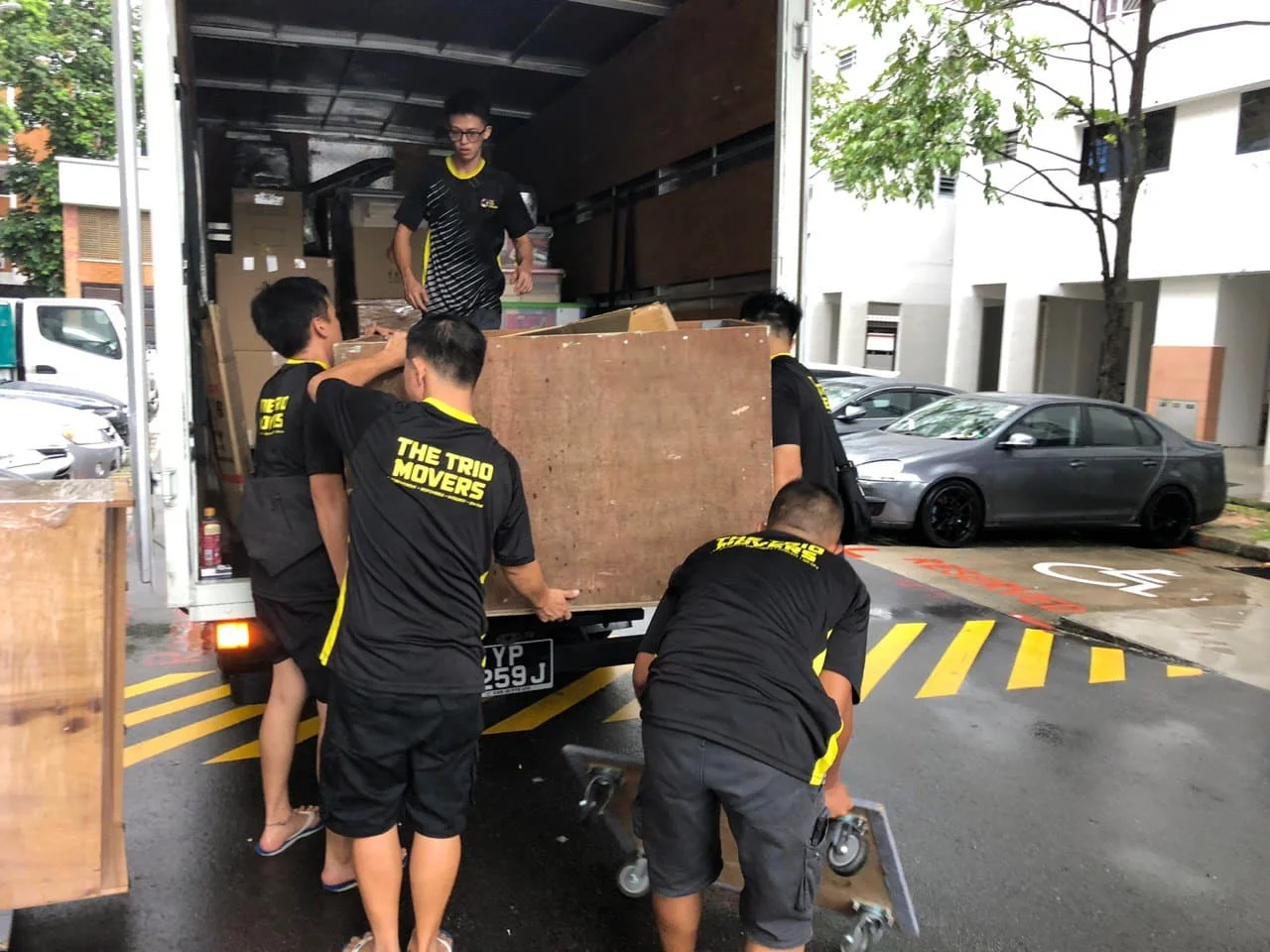 Image 27: The Trio Mover Unloading